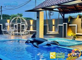 Villa 20Pax4B3B PrivatePool /Karaok/Pooltable/BBQ, hotell med parkeringsplass i Melaka