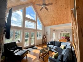 The Bear Cave Cottage at Little Kennisis Lake, hotell sihtkohas Algonquin Highlands