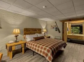 Stonegate Lodge King Bed, WIFI, 50in Roku TV, Salt Water Pool Room #103