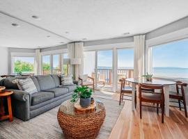 Stunning waterfront, updated TC condo with pool, hotell i Traverse City