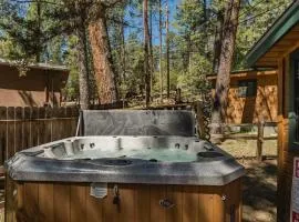 Snuggle Inn: Cozy Studio Cabin in Upper Canyon With a Hot Tub!