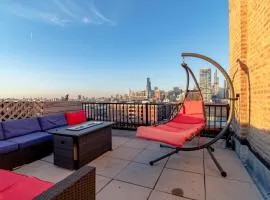 McCormick Place 3BR Luxury Penthouse Duplex with Personal Rooftop and Optional Parking for 8 guests in Chicago South Loop