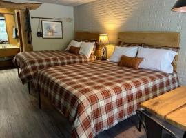 Stonegate Lodge 2 Queen Beds WIFI Roku TV Salt Water Pool Room #106, hotel in Eureka Springs