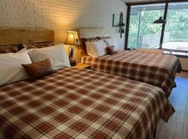 Stonegate Lodge 2 Queen Beds WIFI Roku TV Salt Water Pool Room #106, pet-friendly hotel in Eureka Springs