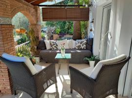 Garden Apartment, Cortijo Fruitful Hills, hotel in Coín