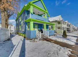 Pet-Friendly Connecticut Retreat with Porch and Grill!, hotel in East Hartford