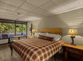 Stonegate Lodge King Bed, WIFI, 50in Roku TV, Salt Water Pool Room #107