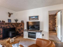 Cozy Cabin-Style Condo in Central Location, Hotel in Mammoth Lakes