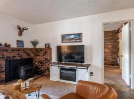 Cozy Cabin-Style Condo in Central Location: Mammoth Lakes şehrinde bir otel