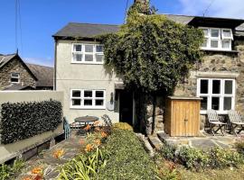 Cosy modern cottage by the sea, heart of snowdonia, hotel Llwyngwrilben