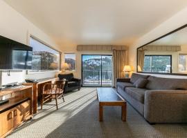 Spacious 1BR Condo w/ Lake View #136 at Donner Lake Village, Hotel in Truckee