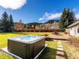 Bright Ketchum Retreat with Views and Private Hot Tub!, vikendica u gradu Kečam