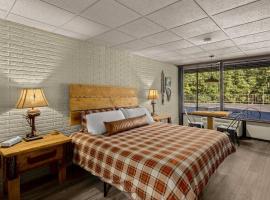 Stonegate Lodge King Bed, WIFI, 50in Roku TV, Salt Water Pool Room #108, hotel in Eureka Springs