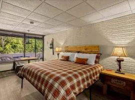 Stonegate Lodge Bed, WIFI, 50in Roku TV, Salt Water Pool Room #109