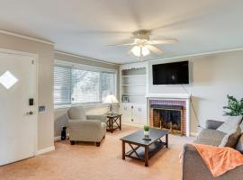 Greenville Home with Private Yard Near Downtown!，位于格林维尔的酒店