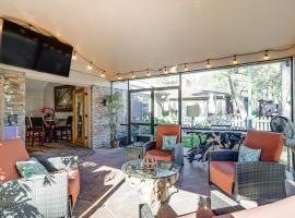 Dog-Friendly Cypress Vacation Rental with Lanai!, hotel v destinaci Cypress