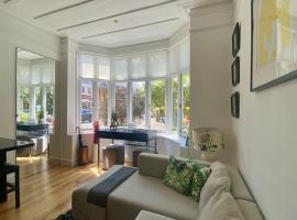 Interior Designed Flat near Kew Botanical Gardens, alojamiento con cocina en Londres