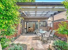 'Violet Cottage' An Idyllic Urban Oasis for Two