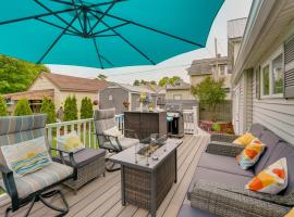 Dog-Friendly Manistee Home with Deck, 2 Mi to Beach!: Manistee şehrinde bir otoparklı otel