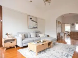 Richmond Delights - 4 Bedrooms and a Big Backyard