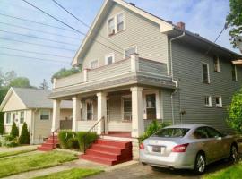 The House Hotels- Thoreau Upper - Lakewood - 10 Minutes to Downtown Attractions, מלון בלייקווד
