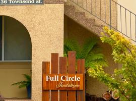 Full Circle Apartments, отель в городе Джиндабайн