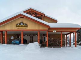 Big White Beauty! Ski in/out 3bed Chalet w/hot tub, hotel em Big White