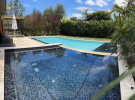 Torquay's All Seasons Pool & Spa Retreat, hotel in Torquay