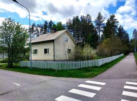 Nordic artist house/atelier with fireplace and old-fashioned wooden sauna from 50s, lomamökki kohteessa Heinola