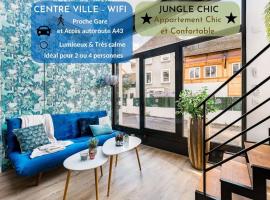 Bienvenue à Jungle Chic, hotel with parking in Bourgoin