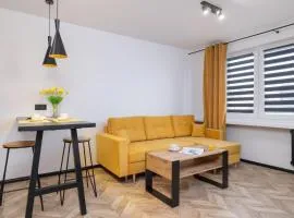 City Center One-Bedroom Apartment with Bathtub by Noclegi Renters