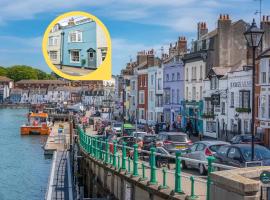 Cobb Cottage - Harbourside permit parking, hotel in Rodwell