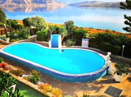 Family apartments K&M, hotel in Pag