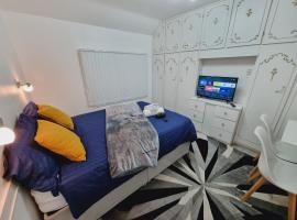 Luxury double bed with Private Bathroom, NETFLIX, work space and WiFi, habitación en casa particular en Leeds