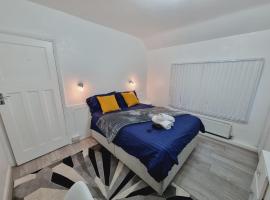 Luxury double bed with Private Bathroom, NETFLIX, work space and WiFi, hospedagem domiciliar em Leeds