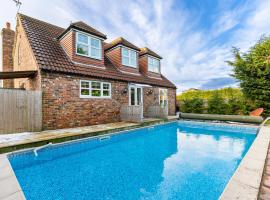 The Most Exclusive Villa - Heated Pool - Parking - Hot-Tub, hotel in Flamborough