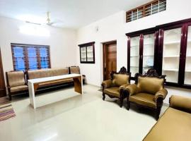 Home in Guruvayur-3 Bedroom(1AC)+Living+Kitch, hytte i Guruvayur