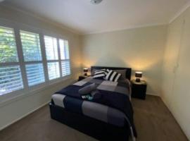 Self contained 2 bedroom unit, hotel in Williamstown