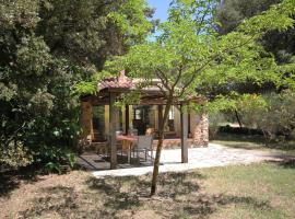Lou Petarel Charming house with shared pool nature an calm in Provence, ξενοδοχείο σε Flayosc