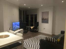 GRAND SERVICED APARTMENT*****, hotel in Croydon