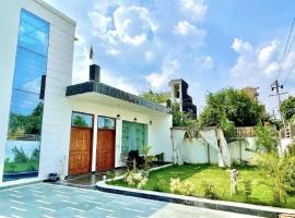 Cygnus Villa with Lawn, villa en Noida