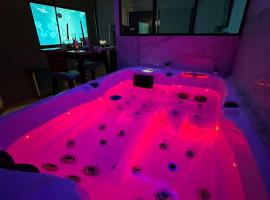 Love room nantais, hotel con jacuzzi en Nantes