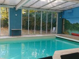 EXIGEHOME-Maison avec piscine et tennis à 30 min de Paris, hotel with parking in Saint-Gratien
