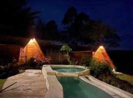 Triangular house and hot spring, hotel v destinácii Kubupenlokan