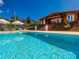 Design Chalet in Albufeira With Private Pool, hotel ad Albufeira