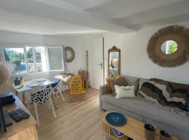 Exceptionnel studio vue mer refait à neuf, apartment in Rayol-Canadel-sur-Mer