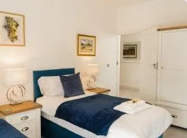Spacious & modern 2 bed flat in Hoylake - Opposite Royal Liverpool Golf Club