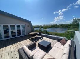 Reed Warbler - HM111 - Lower Mill Estate Penthouse Apartment with Spa Access, hotel in Somerford Keynes