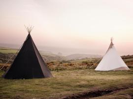 Stunning Cornish Tipi with sea views, hotel with jacuzzis in Tintagel