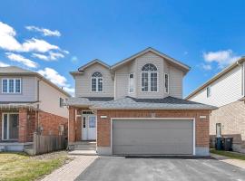 Cozy Luxurious Detached 4 Bedroom House, lavprishotell i Guelph